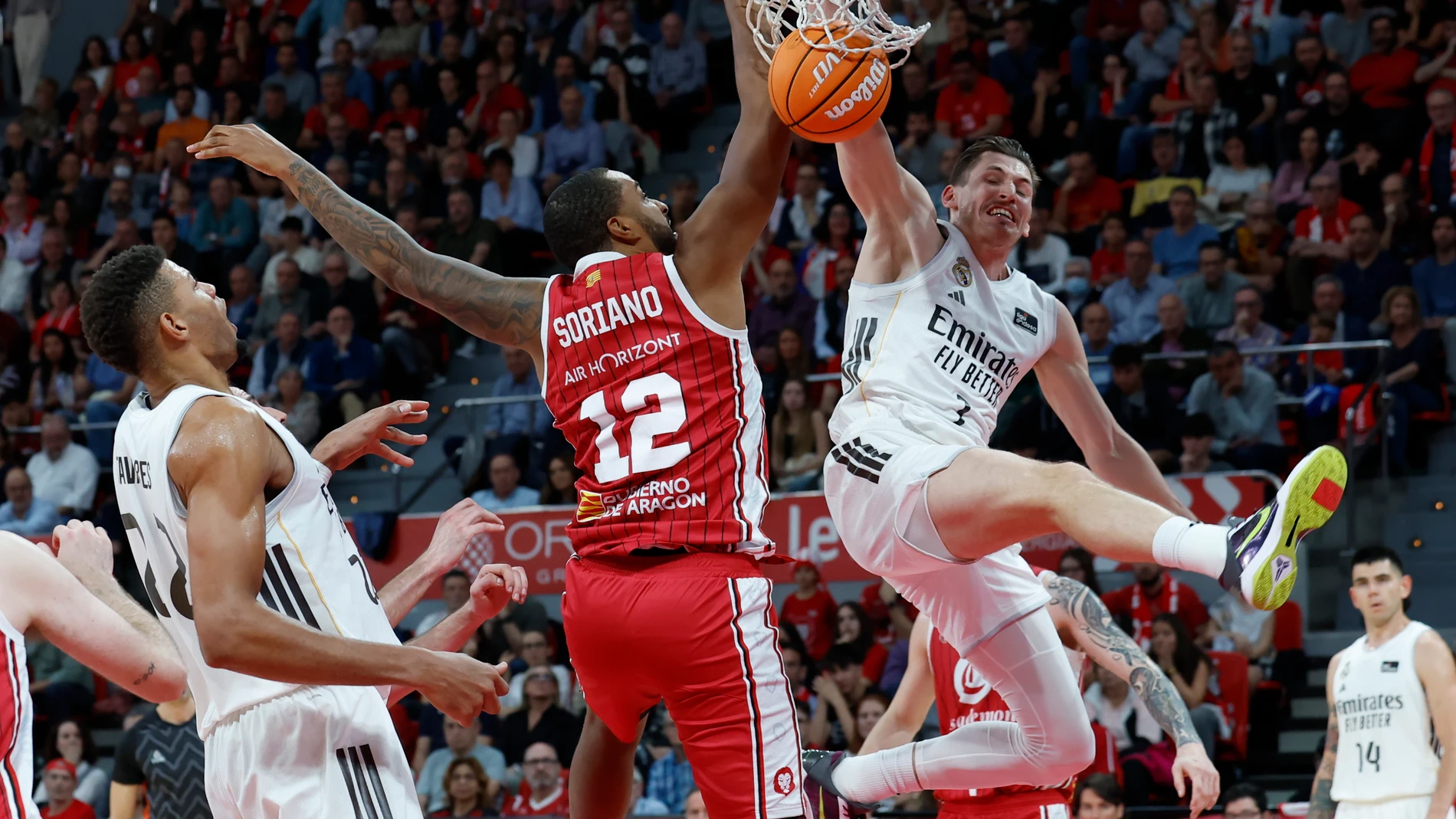 Kramer y Joel Soriano, en presencia de Tavares