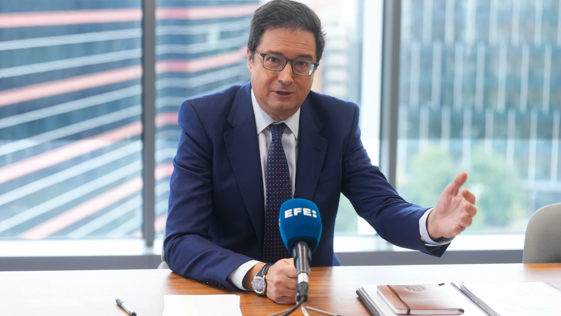 MADRID, 02/11/2025.- El secretario general del PSOE-M y ministro para la Transformación Digital y de la Función Pública, Óscar López, habla en una entrevista con EFE de los asuntos que, como la Educación y la Sanidad, han mostrado en los últimos días las diferencias existentes con el gobierno de la Comunidad de Madrid y su presidenta, Isabel Díaz Ayuso. EFE/Borja Sánchez-Trillo