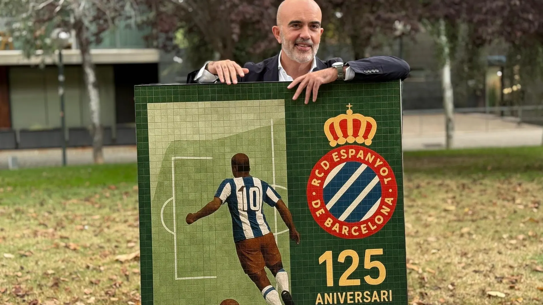Daniel Sirera con el cartel conmemorativo del Espanyol