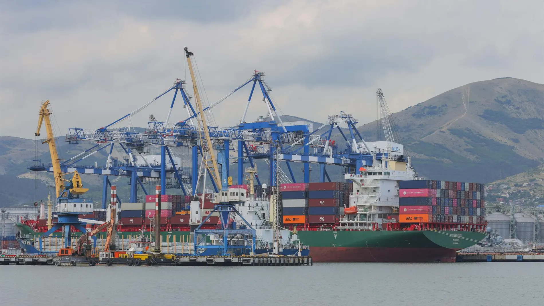 Ucrania.-AMP.- Un ataque con drones ucranianos daña gravemente el puerto de Tuapse en el mar Negro