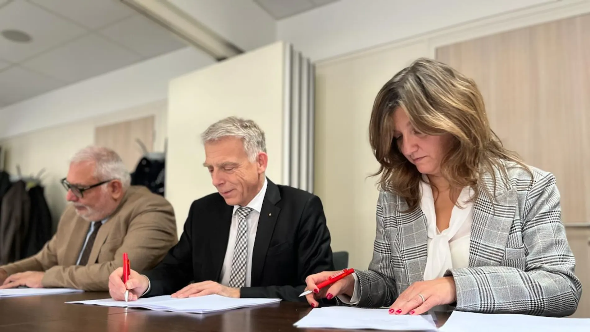 A la derecha, la rectora de la Universidad de León, Nuria González, suscribe el acuerdo