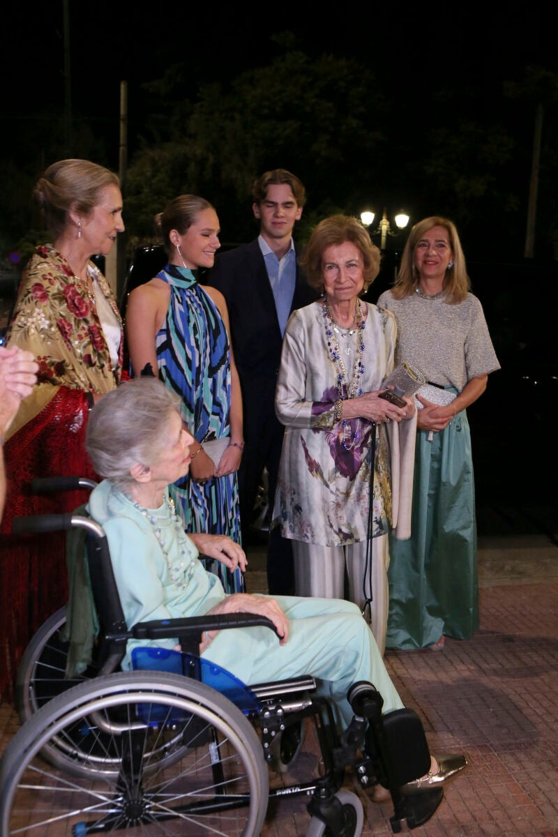 La Reina Sofía con las Infantas Elena y Cristina e Irene Urdangarin.