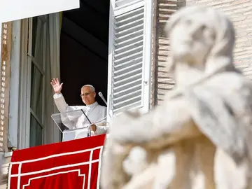 Pope Leo XIV leads the Angelus prayer at the Vatican Vatican City (Vatican City State (Holy See)), 02/11/2025.- Pope Leo XIV leads the Angelus prayer from the window of his office overlooking Saint Peter's Square, in Vatican City, 02 November 2025. (Papa) EFE/EPA/FABIO FRUSTACI