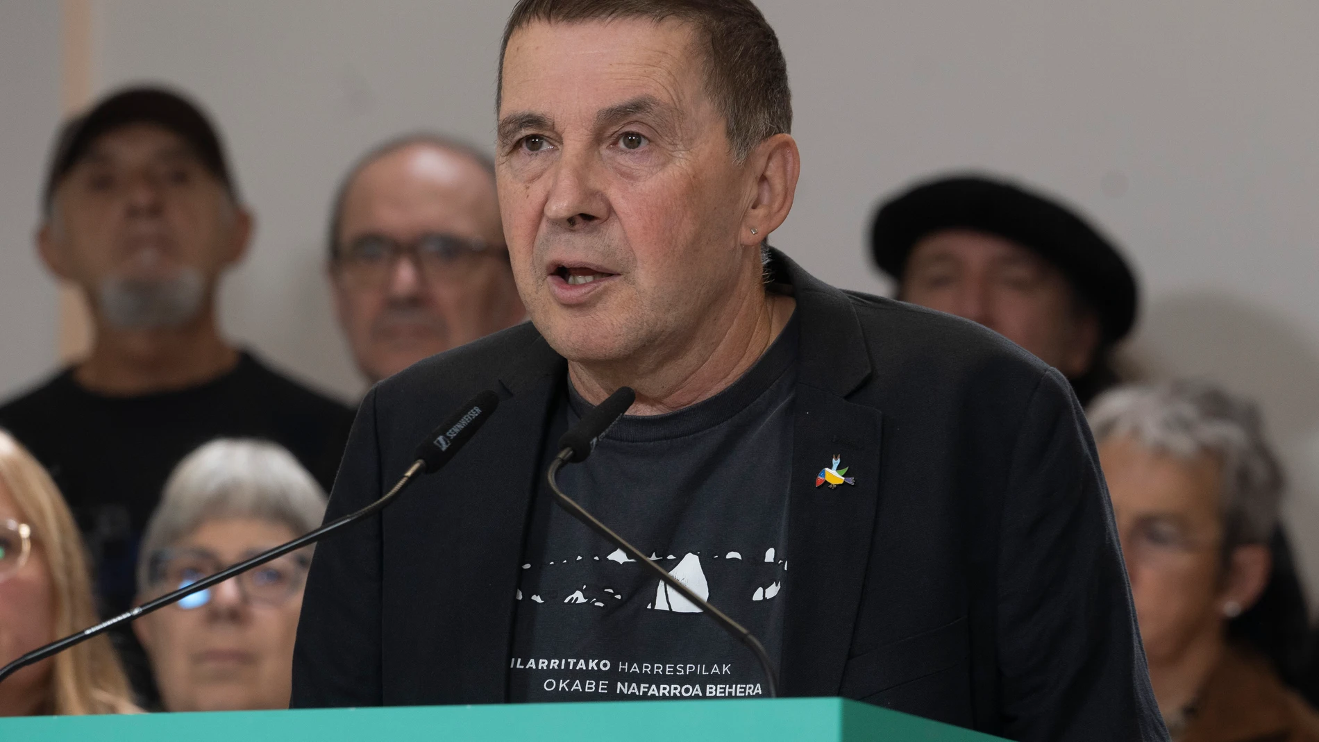 El secretario general de EH Bildu, Arnaldo Otegi, interviene durante un acto junto a víctimas del franquismo y de la "violencia del Estado", en la sede de EH Bildu, a 2 de noviembre de 2025, en Vitoria-Gasteiz, Álava, País Vasco (España). Otegi ha hecho un llamamiento a la participación en la manifestación convocada para el 22 de noviembre de 2025 para "dar voz y reconocimiento a todas las víctimas de vulneraciones de derechos humanos –tanto del franquismo como de las actuaciones de los apara...
