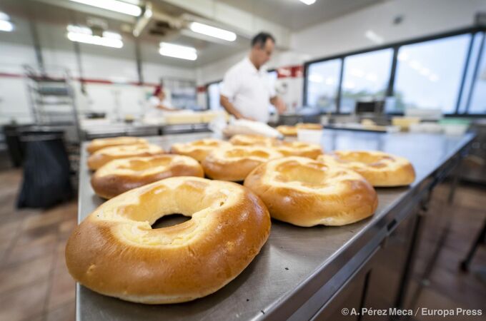 Las pastelerías se preparan para el dulce de la patrona, la Corona de la Almudena, que nada envidia a los roscones