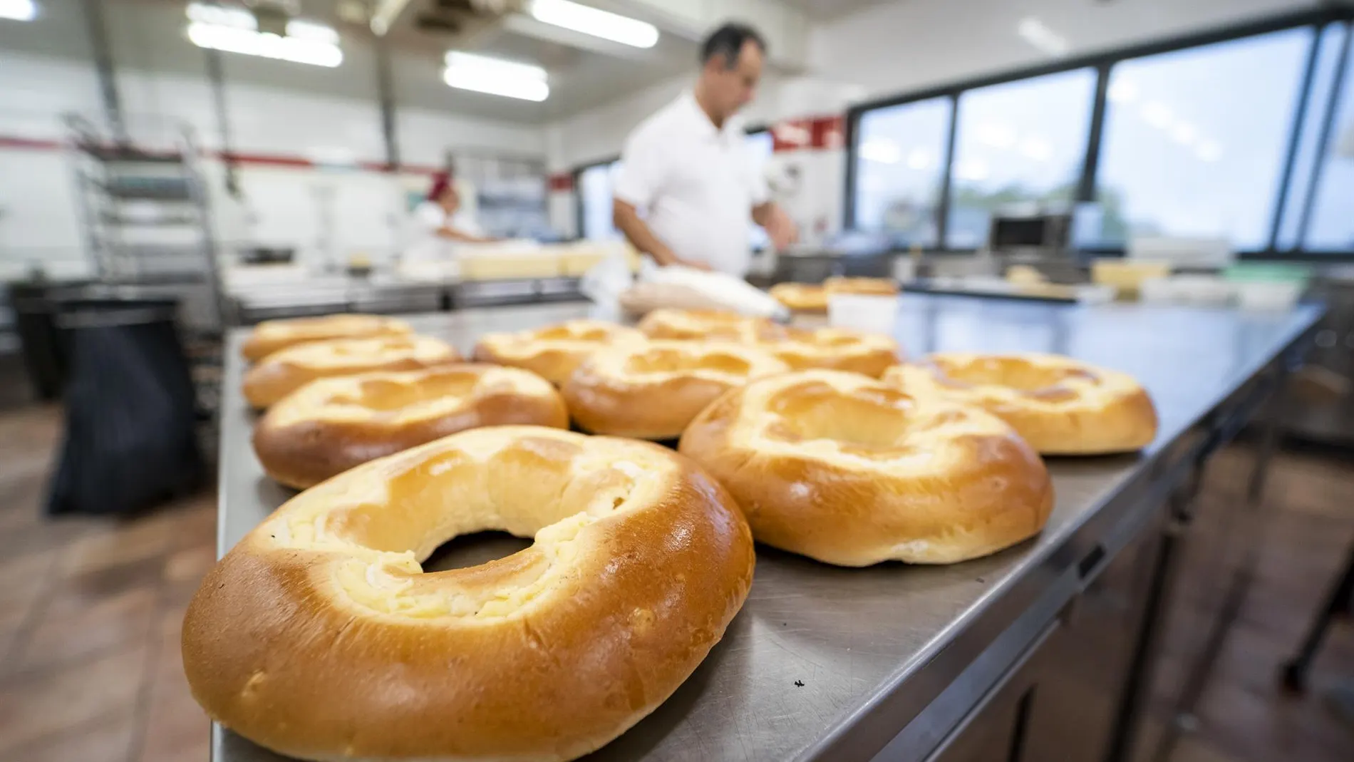 Las pastelerías se preparan para el dulce de la patrona, la Corona de la Almudena, que nada envidia a los roscones