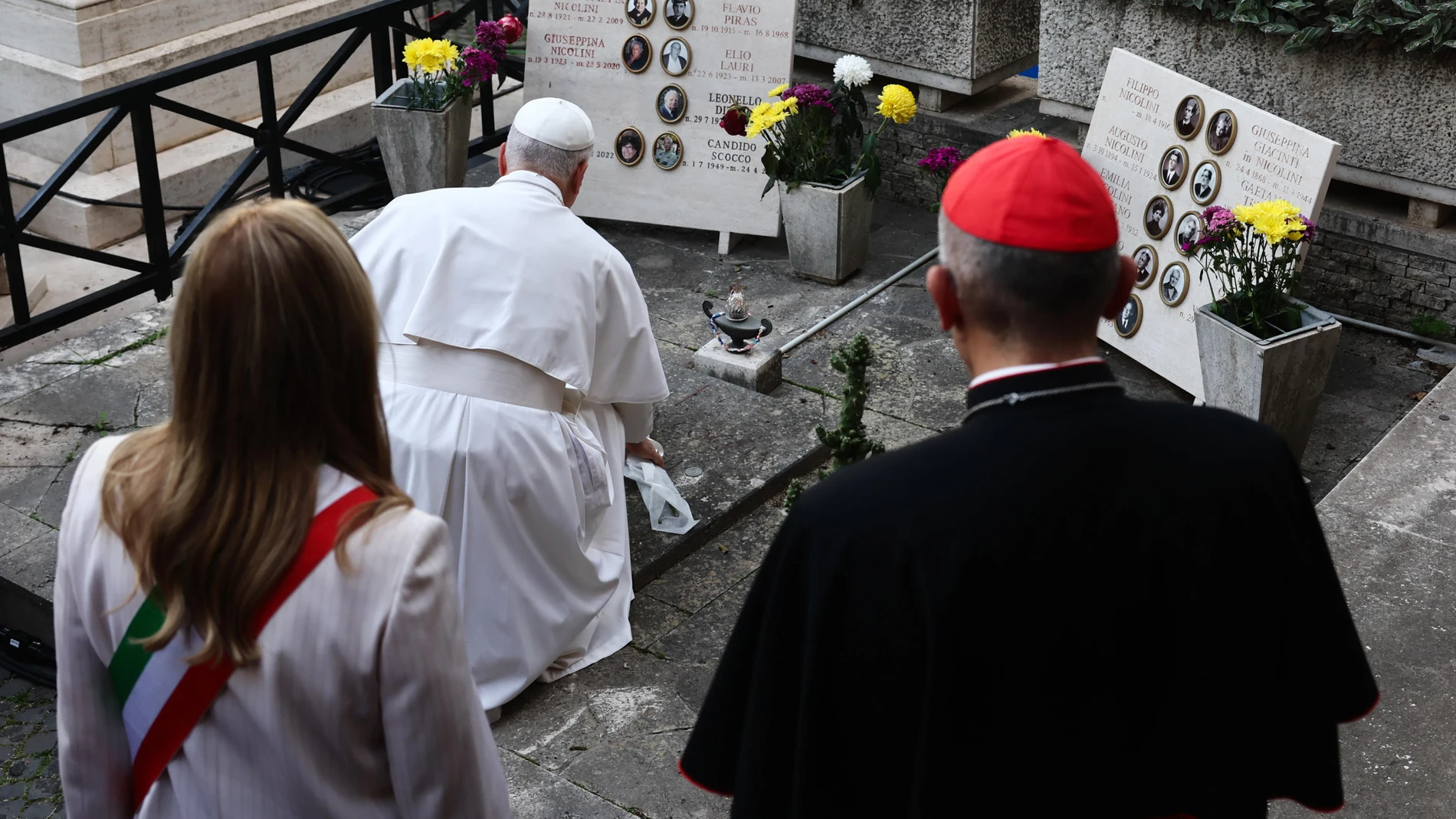 ROME (Italy), 02/11/2025.- Pope Leo XIV lays a bouquet of white roses at a grave during an All Souls' Day visit to the Verano cemetery in Rome, Italy, 02 November 2025. (Papa, Italia, Roma) EFE/EPA/VINCENZO LIVIERI / POOL