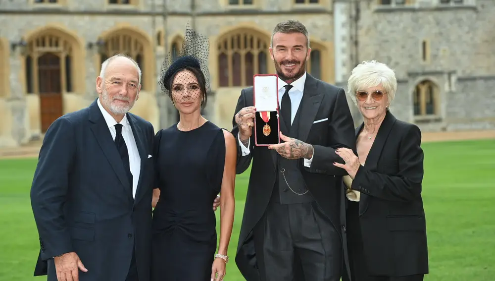 David Beckham junto a su esposa, Victoria, y sus padres