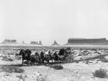 Una escena de la magistral película «La diligencia», dirigida por John Ford en 1939 Una escena de la magistral película «La diligencia», dirigida por John Ford en 1939