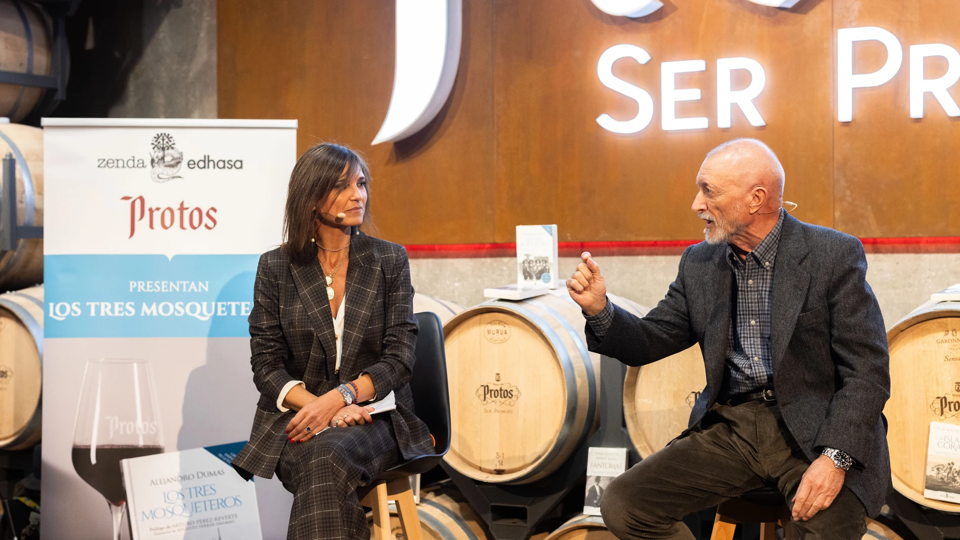 Arturo Pérez-Reverte conversa con María José Solano