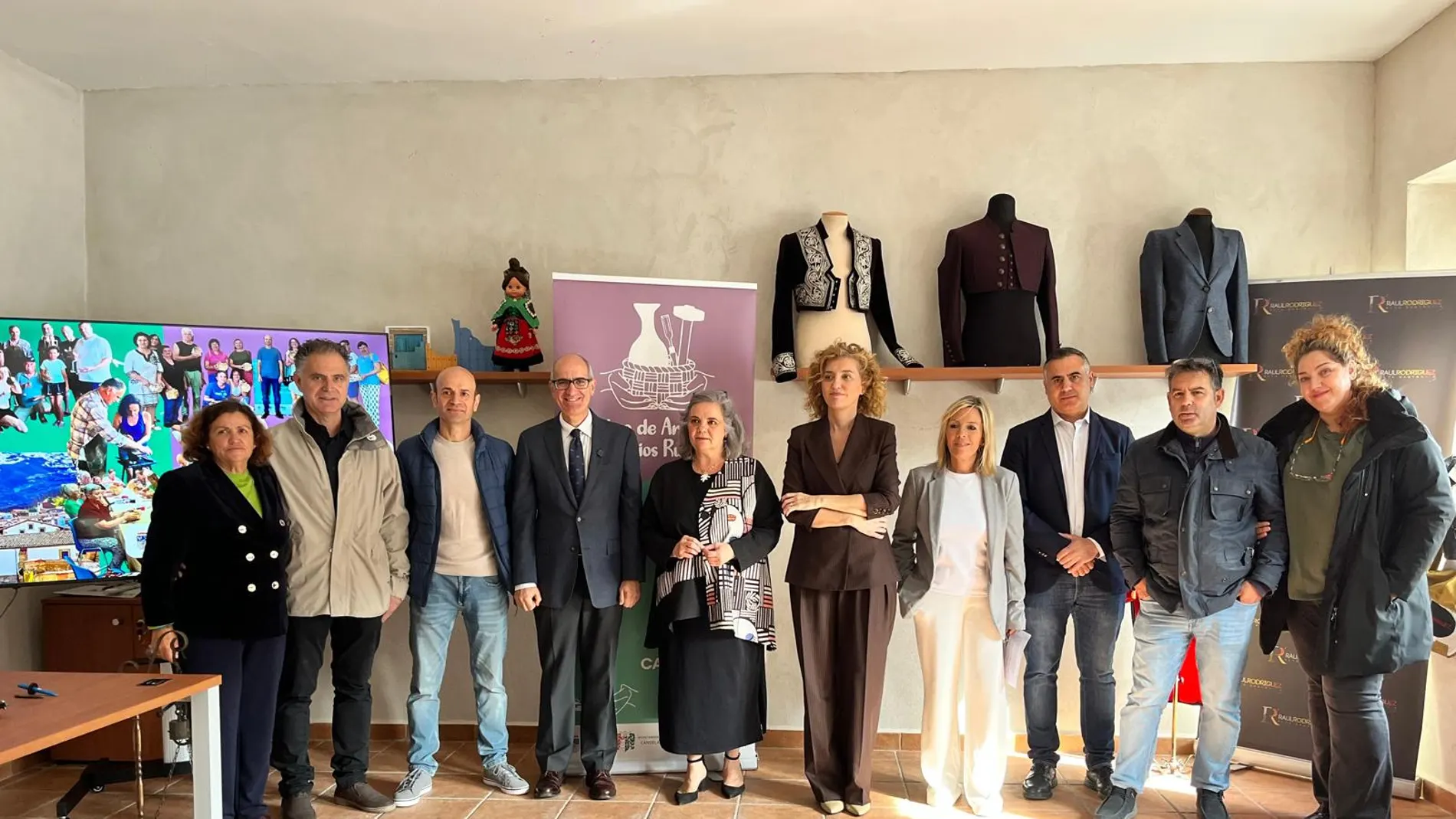 María Pardo y Javier Iglesias visitan el centro de artesanías y oficios tradicionales de Candelario