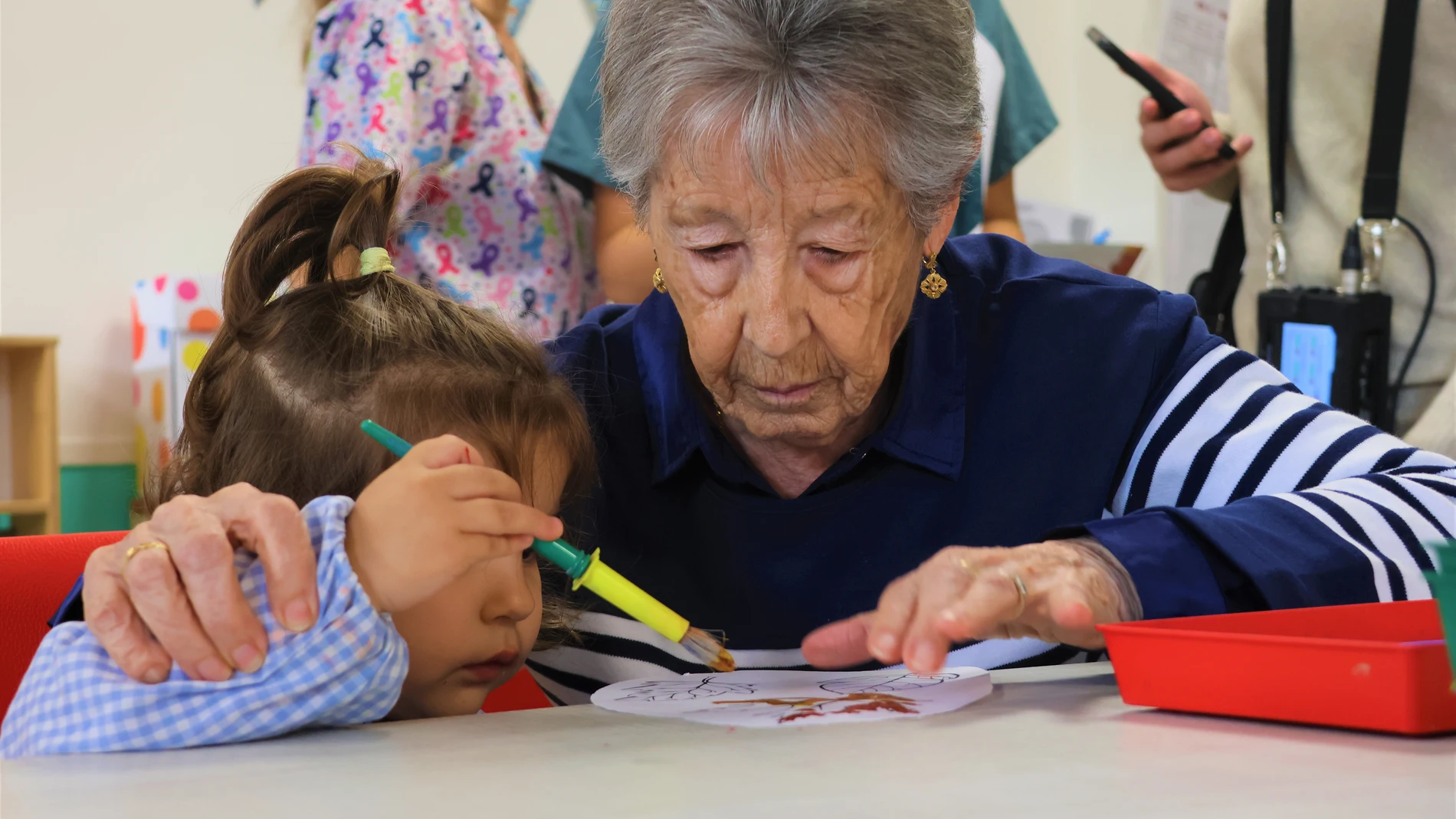 Guarderías en residencias para frenar el deterioro cognitivo en los ancianos