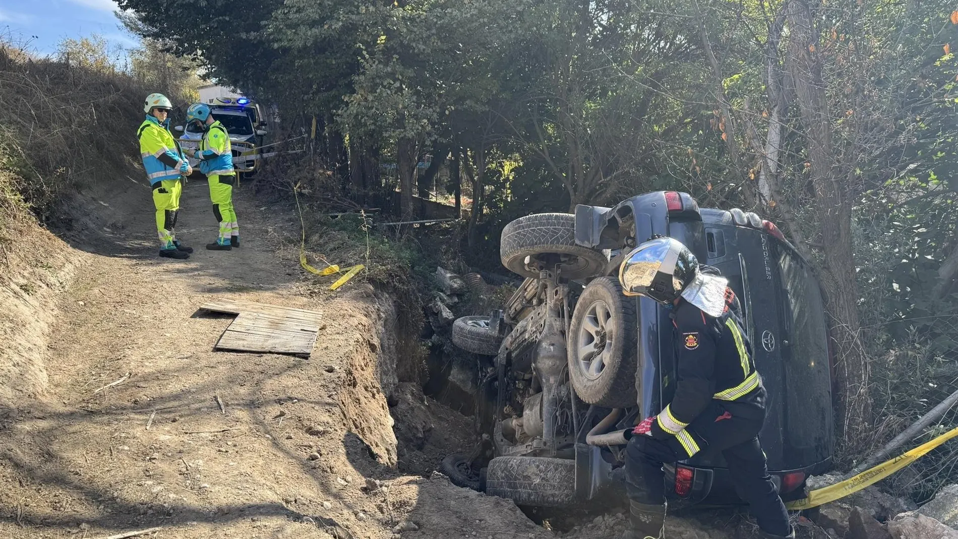 MADRID.-Sucesos.- Heridos leves los dos ocupantes de un coche tras volcar en un camino de tierra en Arganda del Rey