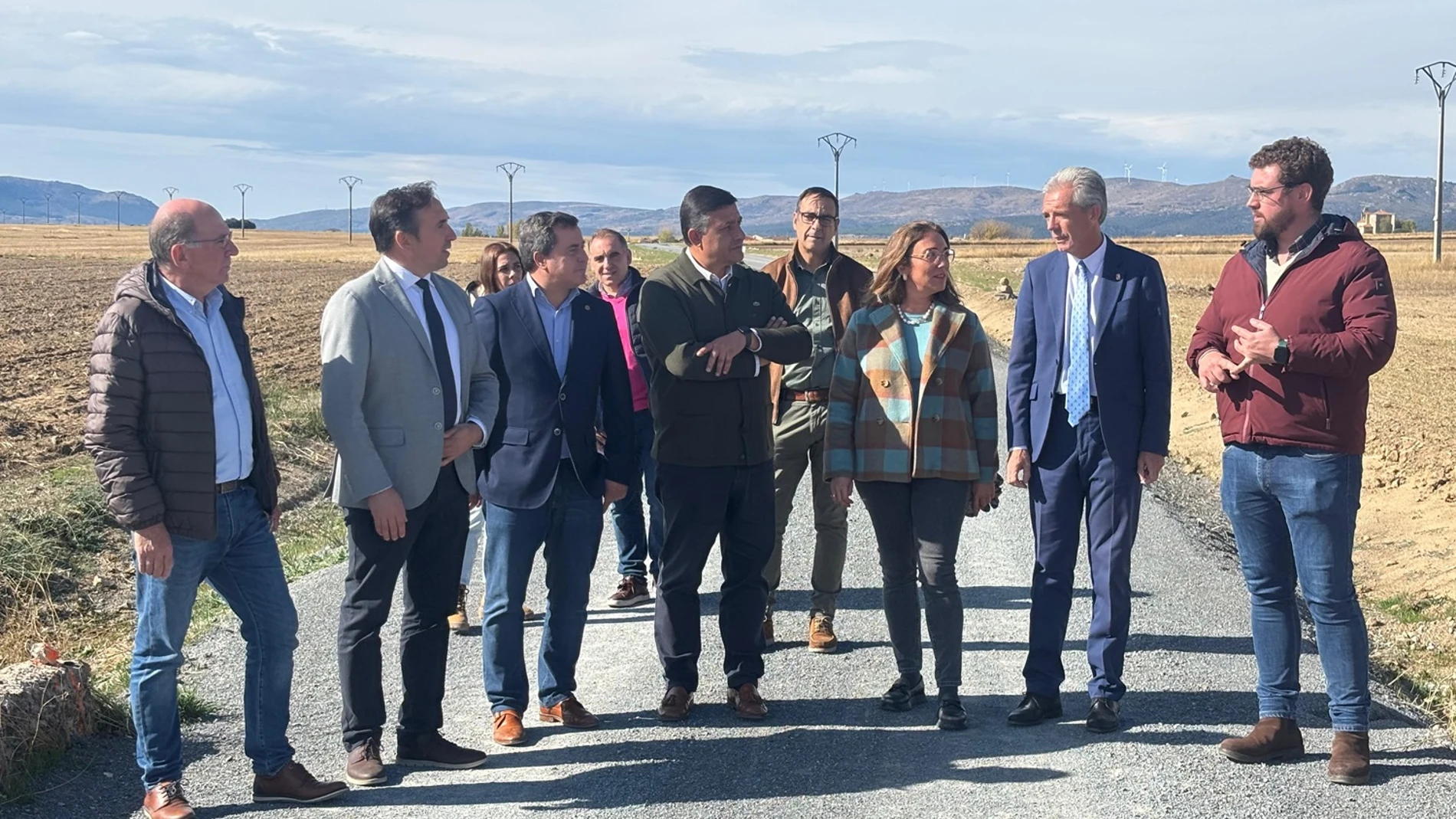 González Corral y Carlos García visitan las obras acometidas en un camino rural en la provincia de Ávila