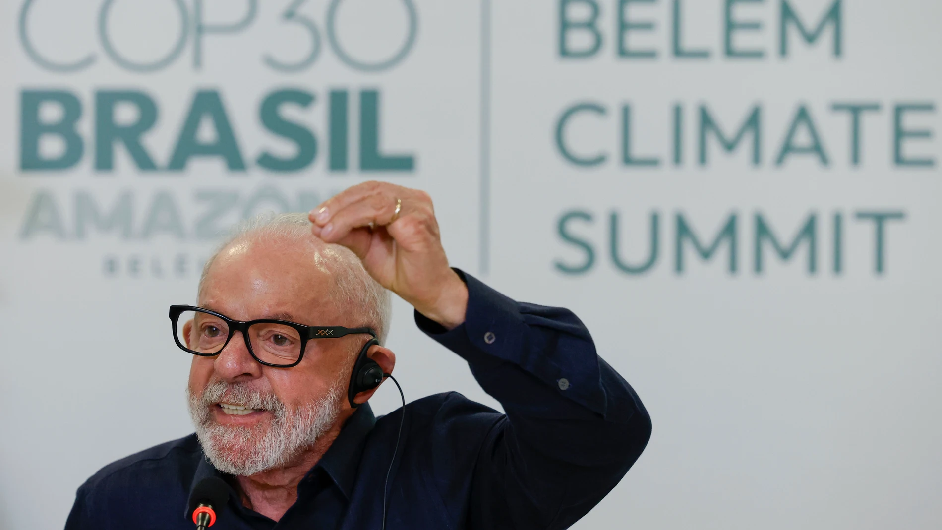 AME5407. BELÉM (BRASIL), 04/11/2025.- El presidente de Brasil, Luiz Inácio Lula da Silva, habla en una entrevista con periodistas de agencias de noticias internacionales este martes, en la Base Naval de Belém (Brasil). EFE/ Sebastiao Moreira