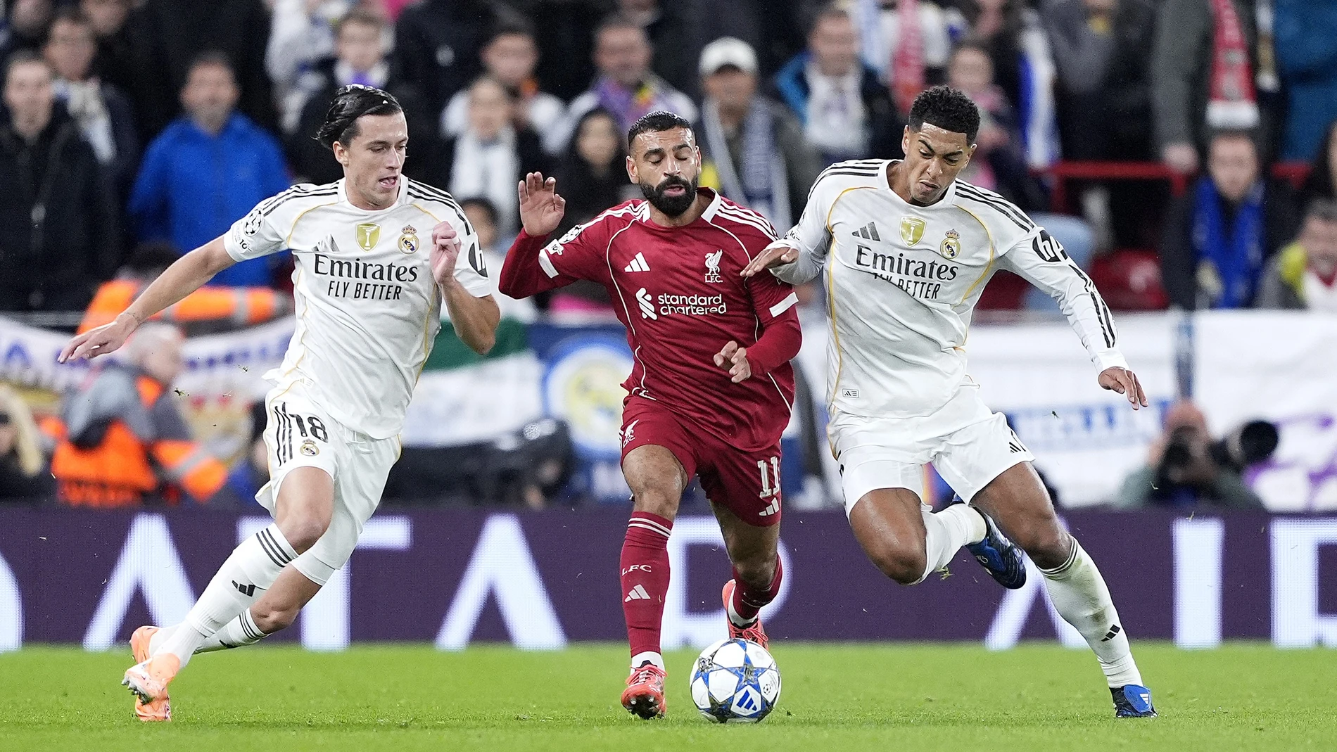 04 November 2025, United Kingdom, Liverpool: Liverpool's Mohamed Salah (C) battles for the ball with Real Madrid's Jude Bellingham (R) and Alvaro Carreras during the UEFA Champions League soccer match between Liverpool and Real Madrid at Anfield. Photo: Peter Byrne/PA Wire/dpa 04/11/2025 ONLY FOR USE IN SPAIN