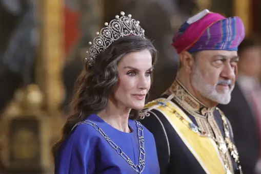 Letizia se viste de Reina: de la Tiara Rusa al Collar de Omán y su vestido español más majestuoso de The 2nd Skin Co. Letizia se viste de Reina: de la Tiara Rusa al Collar de Omán y su vestido español más majestuoso de The 2nd Skin Co.
