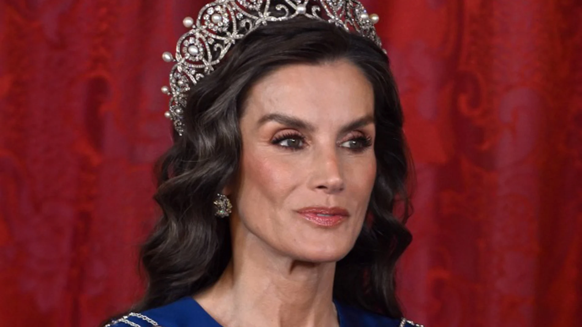 La reina Letizia apuesta por su estilismo más impresionante en la cena de gala con el Sultán de Omán