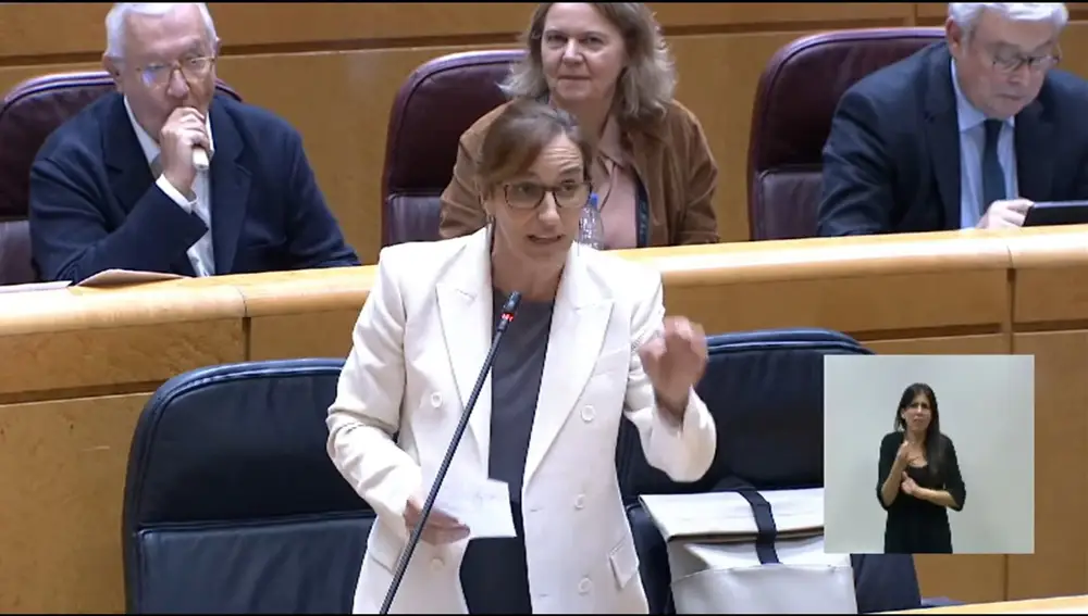 AMP.- El Senado capta a Javier Arenas (PP) fumando un váper en su escaño y él lo niega: "Bajo ningún concepto"