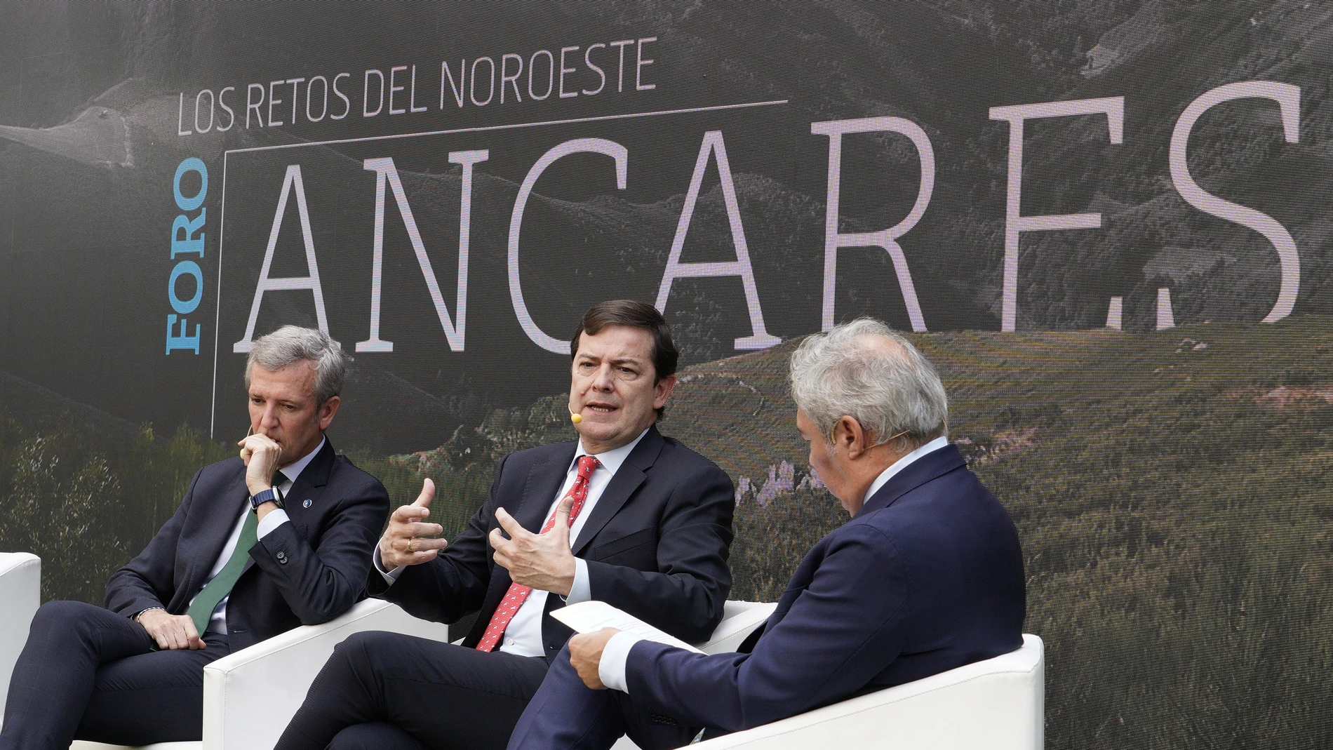 Mañueco interviene en el Foro Ancares en presencia de Alfonso Rueda