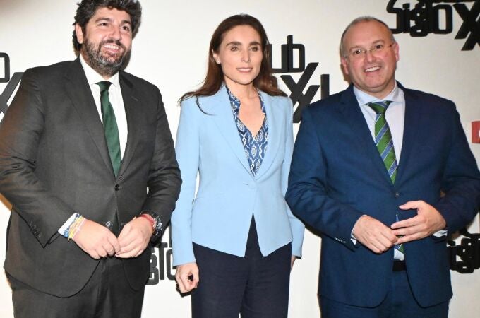 López Miras dice que solo el PP "frena al sanchismo" y elogia a Feijóo: "Nunca se escuchó tanto a los territorios" López Miras dice que solo el PP "frena al sanchismo" y elogia a Feijóo: "Nunca se escuchó tanto a los territorios"