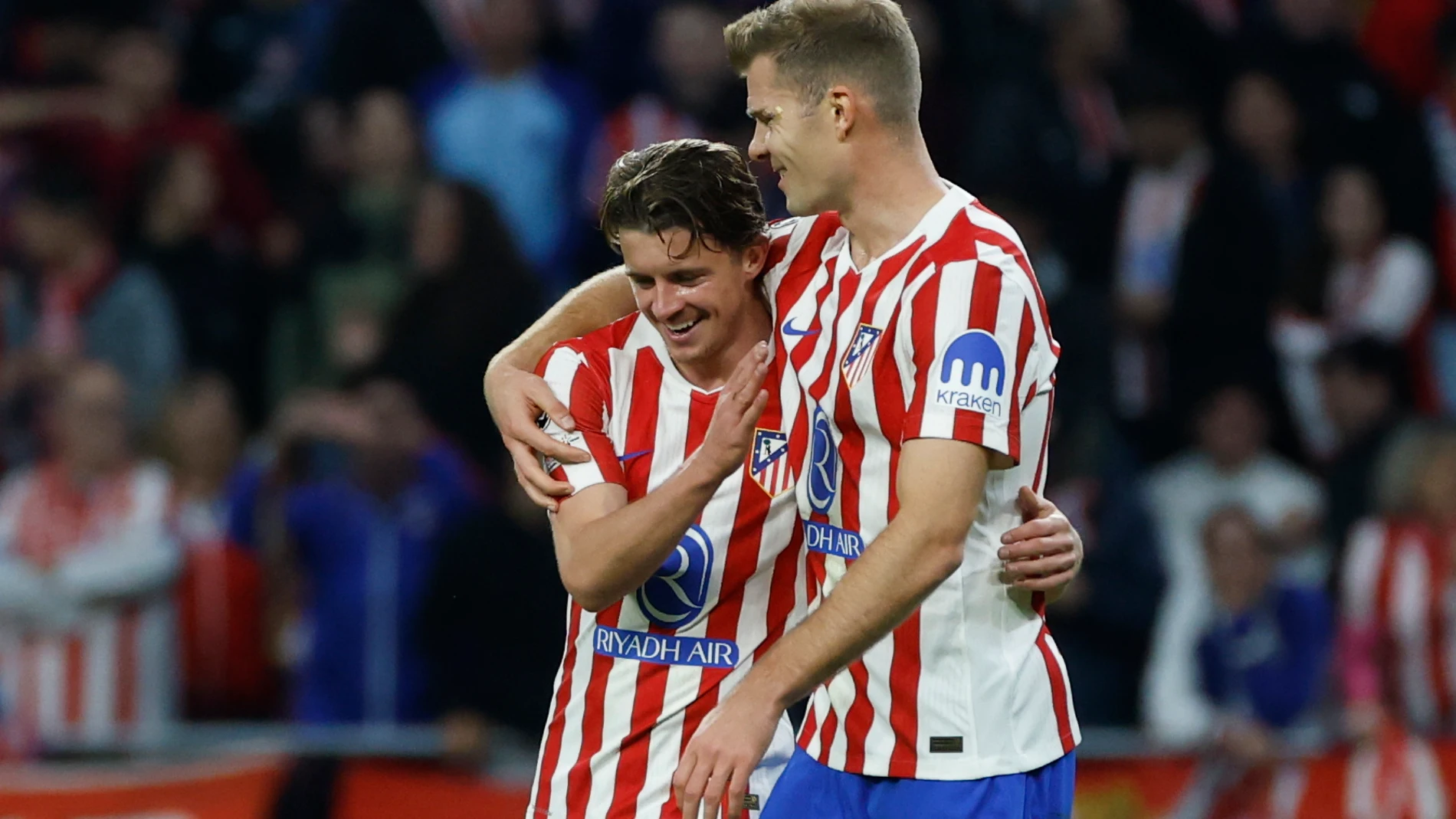 MADRID, 04/11/2025.- El centrocampista inglés del Atlético de Madrid Conor Gallagher (i) celebra con Alexander Sorloth tras marcar el segundo gol del equipo rojiblanco, durante el encuentro correspondiente a la fase regular de la Liga de Campeones que disputan hoy martes Atlético de Madrid y Union Saint-Gilloise en el estadio Metropolitano, en Madrid. EFE/Juanjo Martín