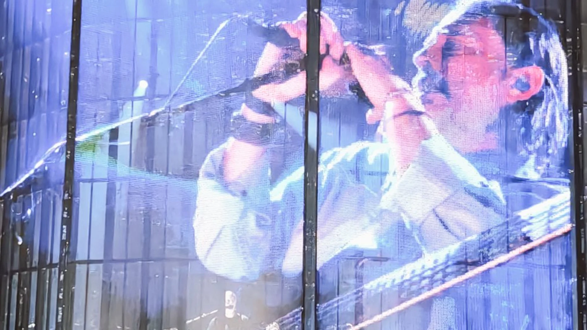 Las pantallas delante del grupo Radiohead