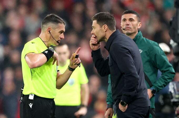 Xabi Alonso habla con el colegiado en el partido de Anfield