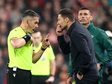 Xabi Alonso habla con el colegiado en el partido de Anfield LIVERPOOL (United Kingdom), 04/11/2025.- Real Madrid head coach Xabi Alonso (R) talks with referee Istvan Kovacs during the UEFA Champions League league phase match between Liverpool FC and Real Madrid, in Liverpool, Britain, 04 November 2025. (Liga de Campeones, Reino Unido) EFE/EPA/ADAM VAUGHAN