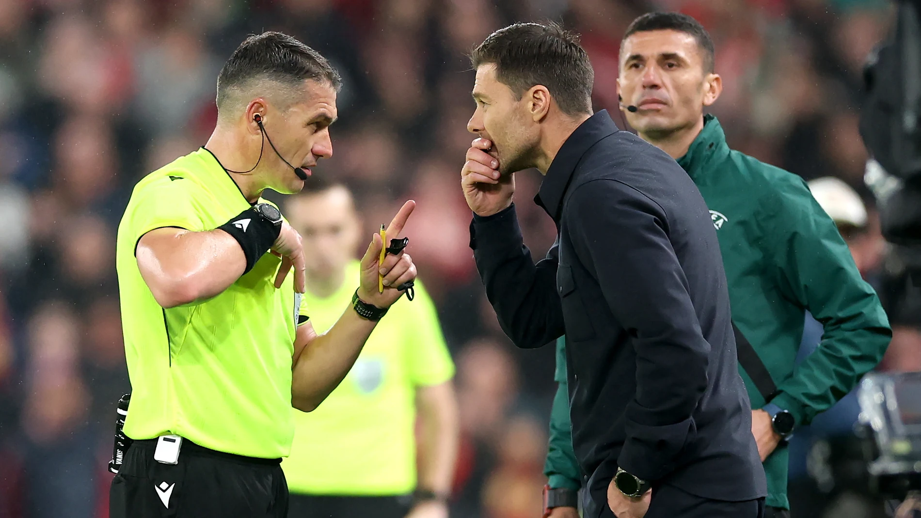 LIVERPOOL (United Kingdom), 04/11/2025.- Real Madrid head coach Xabi Alonso (R) talks with referee Istvan Kovacs during the UEFA Champions League league phase match between Liverpool FC and Real Madrid, in Liverpool, Britain, 04 November 2025. (Liga de Campeones, Reino Unido) EFE/EPA/ADAM VAUGHAN