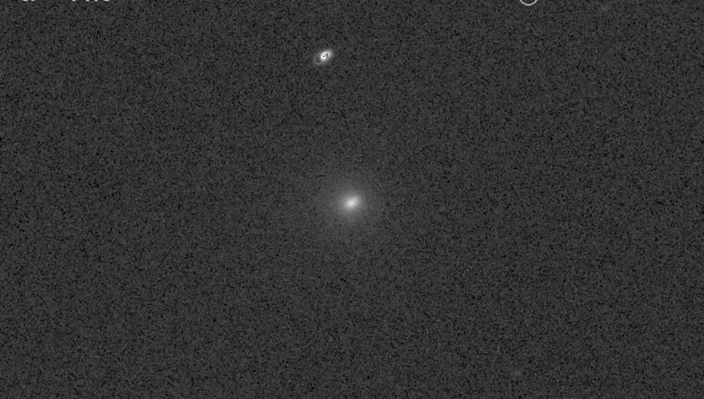 El cometa 3I/ATLAS es el punto blanco brillante en el centro de la imagen, mientras que el punto que está encima es una estrella que aparece distorsionada debido al movimiento del cometa.