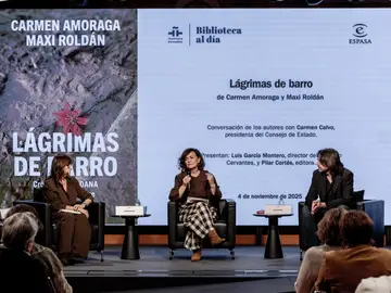 Carmen Amoraga y Maxi Roldán presentan un libro sobre la dana (I-D) La escritora Carmen Amoraga; la presidenta del Consejo de Estado, Carmen Calvo y el escritor Maxi Roldán, durante la presentación del libro ‘Lágrimas de Barro’ en el Instituto Cervantes, a 4 de noviembre de 2025, en Madrid (España). El libro relata en primera persona la tragedia de la dana en Valencia minuto a minuto. 04 NOVIEMBRE 2025;DANA;LIBRO; Ricardo Rubio / Europa Press 04/11/2025