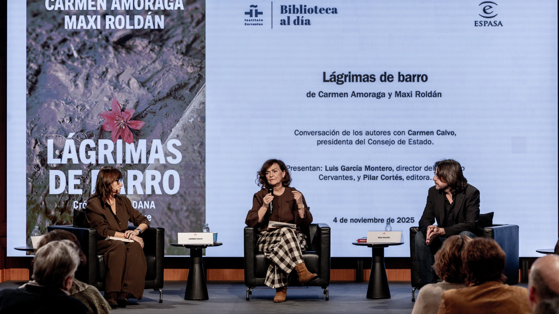 (I-D) La escritora Carmen Amoraga; la presidenta del Consejo de Estado, Carmen Calvo y el escritor Maxi Roldán, durante la presentación del libro ‘Lágrimas de Barro’ en el Instituto Cervantes, a 4 de noviembre de 2025, en Madrid (España). El libro relata en primera persona la tragedia de la dana en Valencia minuto a minuto. 04 NOVIEMBRE 2025;DANA;LIBRO; Ricardo Rubio / Europa Press 04/11/2025