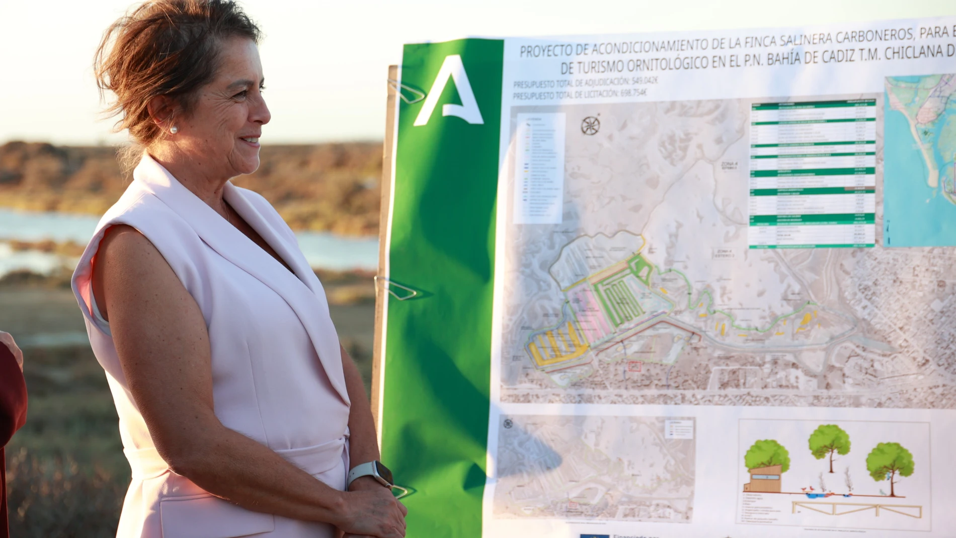 La consejera de Sostenibilidad y Medio Ambiente de la junta de Andalucía, Catalina García, visita la Salina de Carboneros en Chiclana de la Frontera (Cádiz) para interesarse por su situación actual. A 4 de noviembre de 2025, en Chiclana de la Frontera, Cádiz (Andalucía, España). La Junta de Andalucía ha licitado una inversión de casi 700.000 euros para la recuperación y acondicionamiento de la Salina de Carboneros, el proyecto busca restaurar este espacio histórico en la Bahía de Cádiz, mejor...