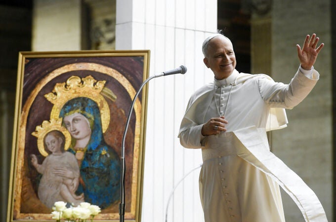 León XIV, durante una celebración, ante una imagen de la Virgen León XIV, durante una celebración, ante una imagen de la Virgen