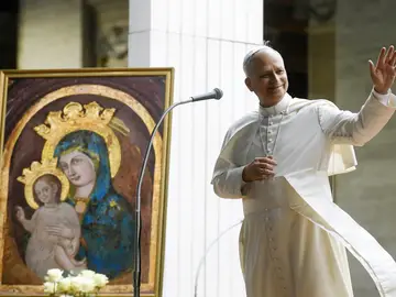 León XIV, durante una celebración, ante una imagen de la Virgen León XIV, durante una celebración, ante una imagen de la Virgen