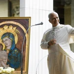 León XIV, durante una celebración, ante una imagen de la Virgen