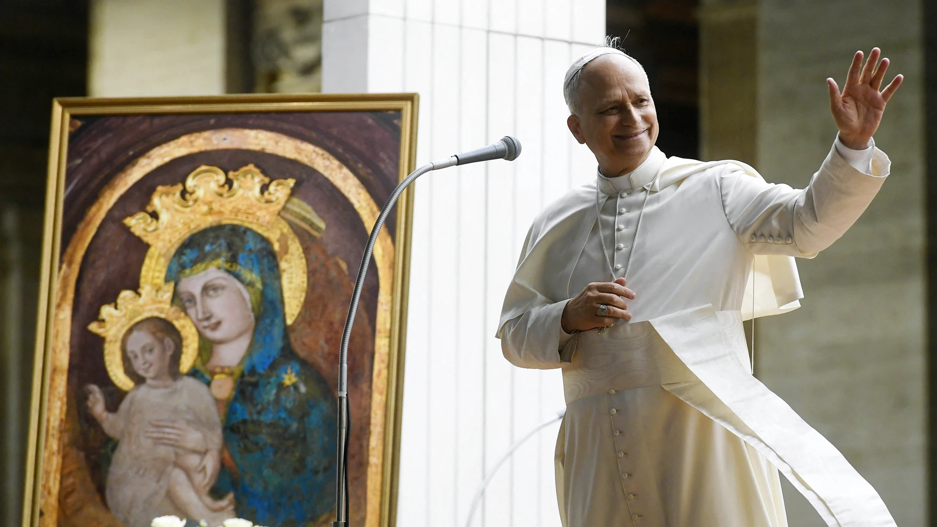 León XIV, durante una celebración, ante una imagen de la Virgen