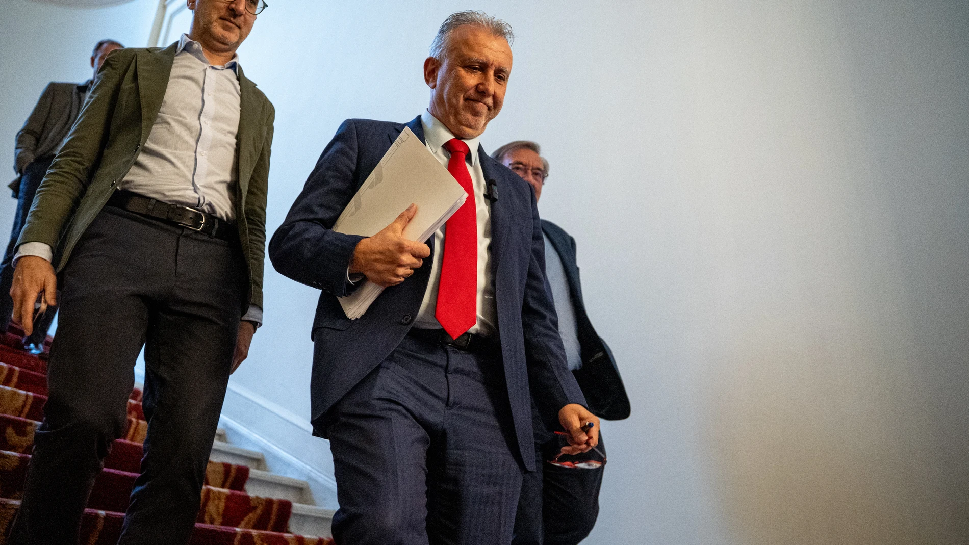 El ministro de Política Territorial y Memoria Democrática, Ángel Víctor Torres (c), a su llegada para comparecer en rueda de prensa, en el Ministerio de Política Territorial y Memoria Democrática, a 4 de noviembre de 2025, en Madrid (España). Torres ha ofrecido una rueda de prensa extraordinaria para valorar el informe de la Unidad Central Operativa (UCO) de la Guardia Civil relativo a la contratación del Gobierno de Canarias con la empresa Soluciones de Gestión, vinculada al llamado ‘caso Ko...