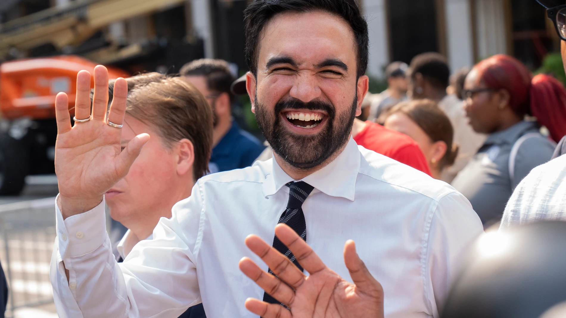 AME6798. BOGOTÁ (COLOMBIA), 04/11/2025.- Fotografía de archivo del 6 de septiembre de 2025 del candidato demócrata a la alcaldía de Nueva York, Zohran Mamdani, saludando a simpatizantes en un evento en Nueva York (Estados Unidos). Mamdani, el nuevo alcalde electo de Nueva York, pasó de ser un legislador regional prácticamente desconocido al líder de la urbe más grande de Estados Unidos, aupado por una población que hoy salió en masa a votar, convencida por sus promesas progresistas o con gana...