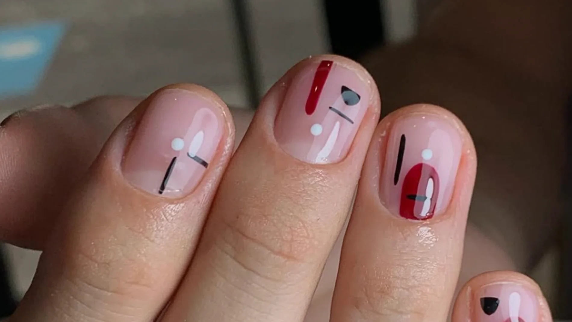 Noviembre sin marrón: 9 manicuras elegantes (y poco obvias) para probar ya