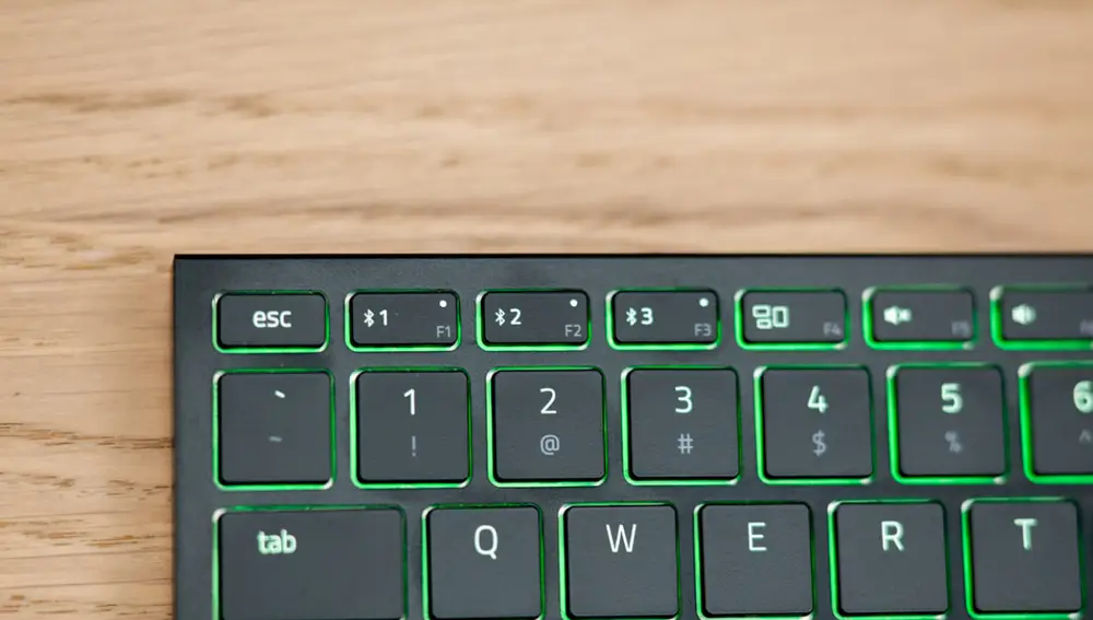 El Razer Joro cuenta con una fila superior de teclas con las cuales podrás cambiar entre 3 dispositivos diferentes