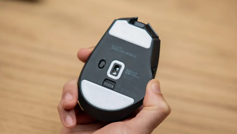 La base del Razer Basilisk Mobile con el botón de cambio de conectividad y el hueco para el dongle de 2,4 GHz