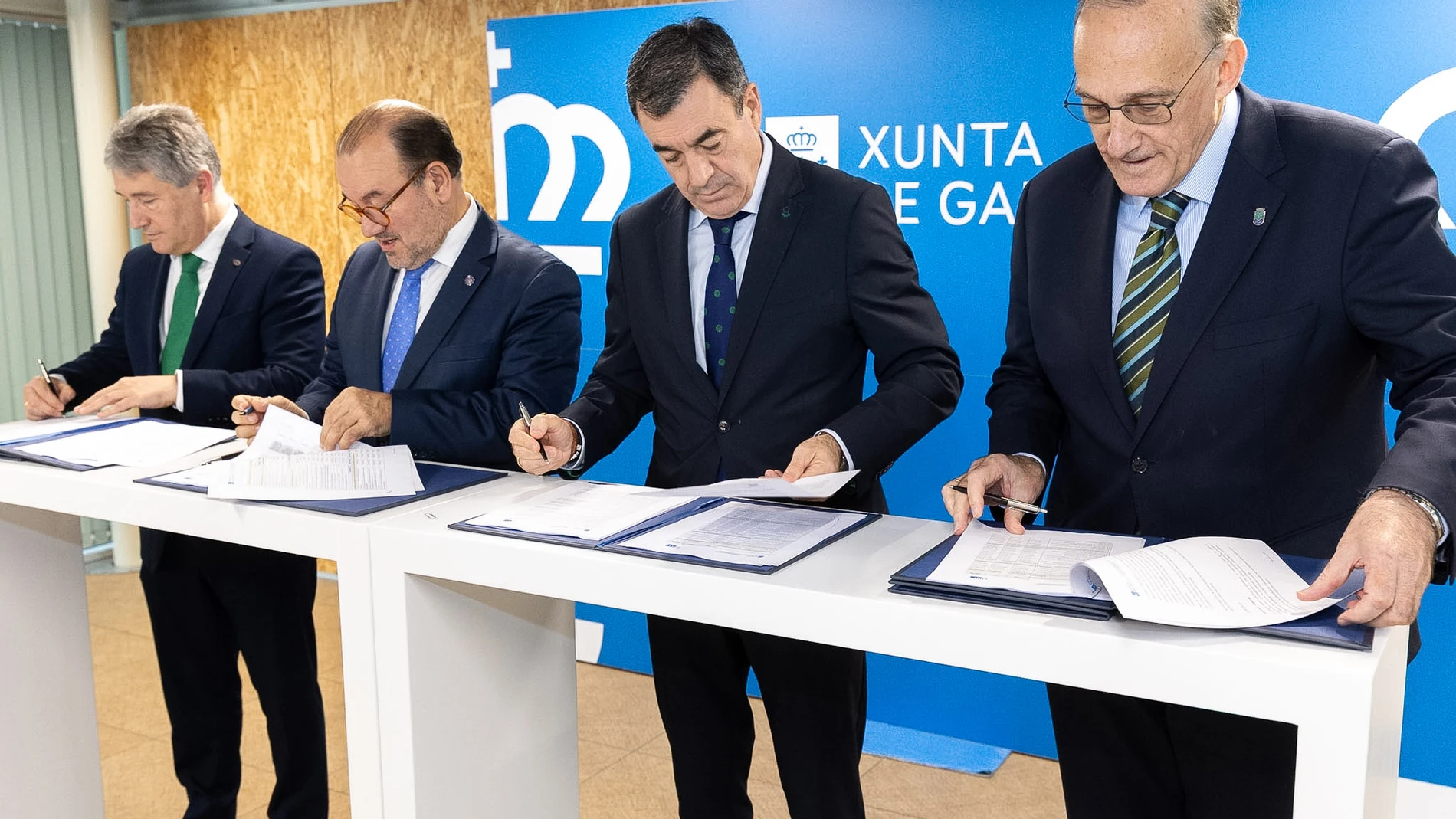 El conselleiro de Educación, hoy, con los tres rectores gallegos.