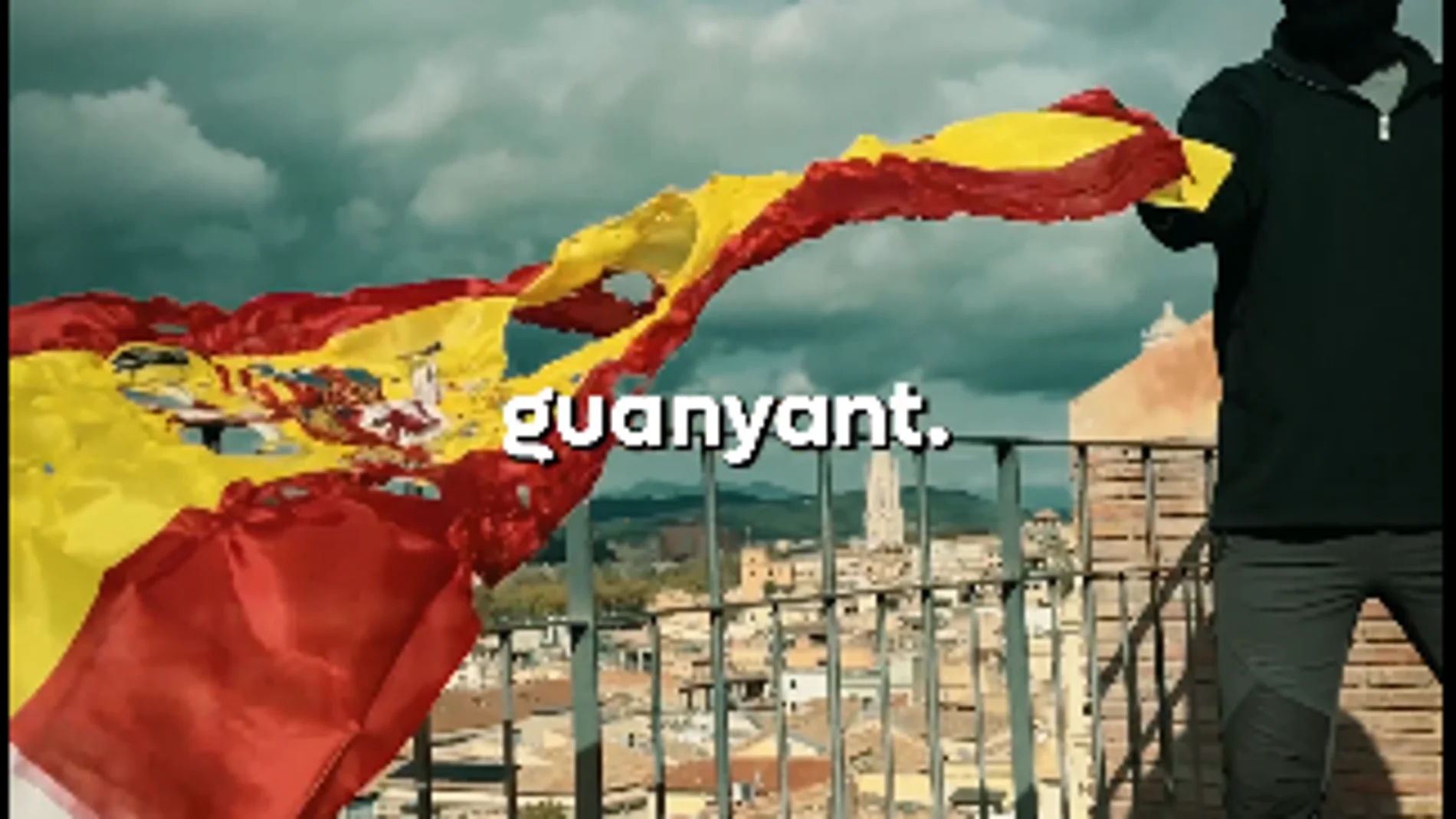 Simpatizante de la CUP quema una bandera de España en un vídeo
