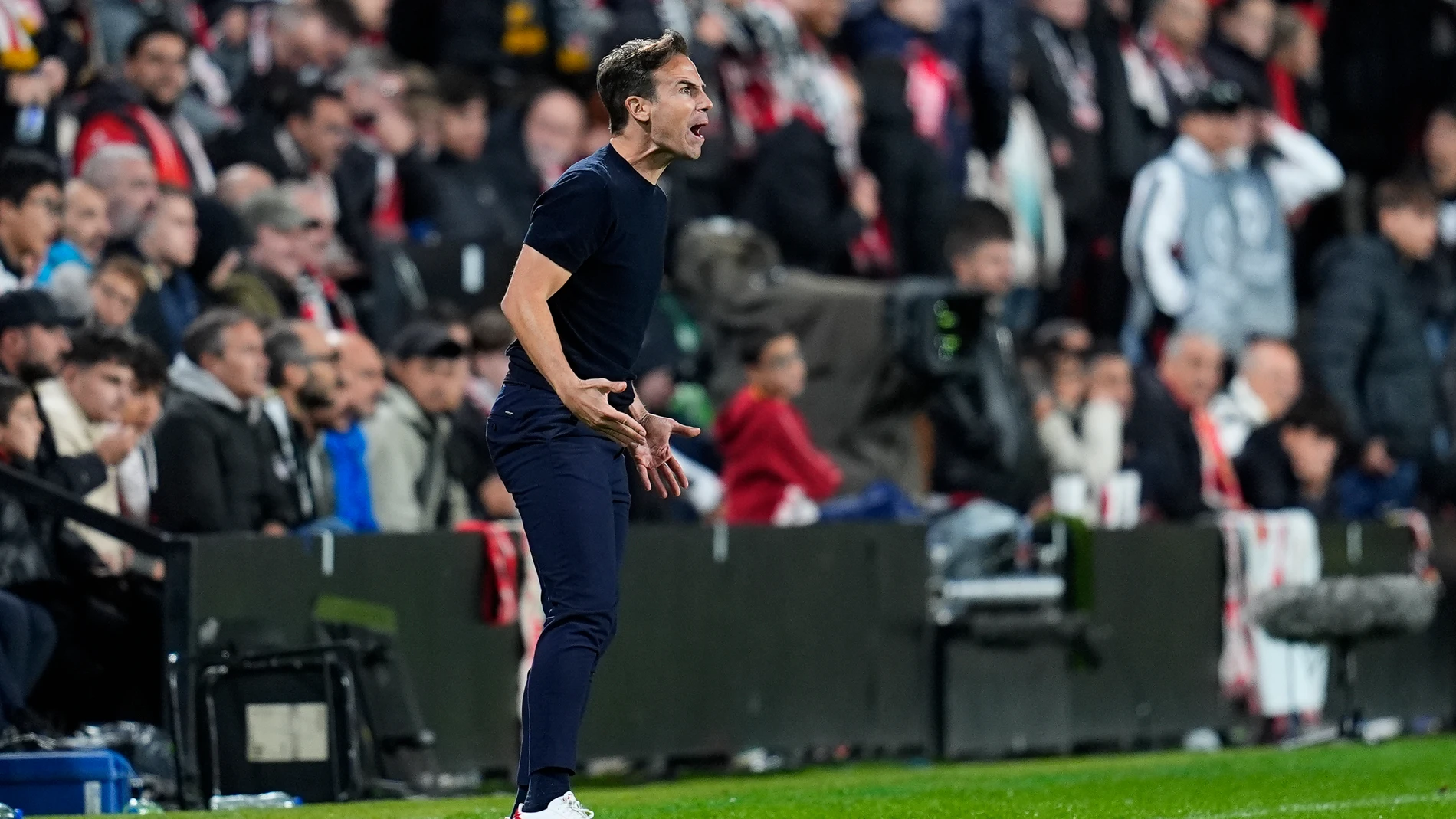 Inigo Perez, head coach of Rayo Vallecano, gestures during the UEFA Conference League 2025/26 League Phase MD3 match between Rayo Vallecano de Madrid and KKS Lech Poznan at Estadio Vallecas on November 06, 2025 in Madrid, Spain. AFP7 06/11/2025 ONLY FOR USE IN SPAIN
