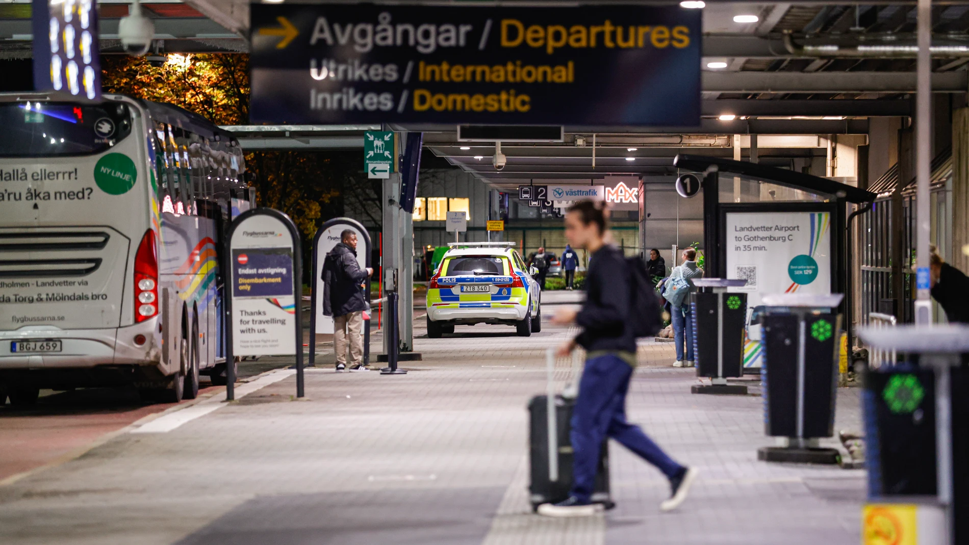 GOETEBORG (Sweden), 06/11/2025.- Police at the Landvetter Airport, which was temporarily closed following drone sightings around the airport, in Gothenburg, Sweden, 06 November 2025. (Suecia, Gotemburgo) EFE/EPA/ADAM IHSE SWEDEN OUT