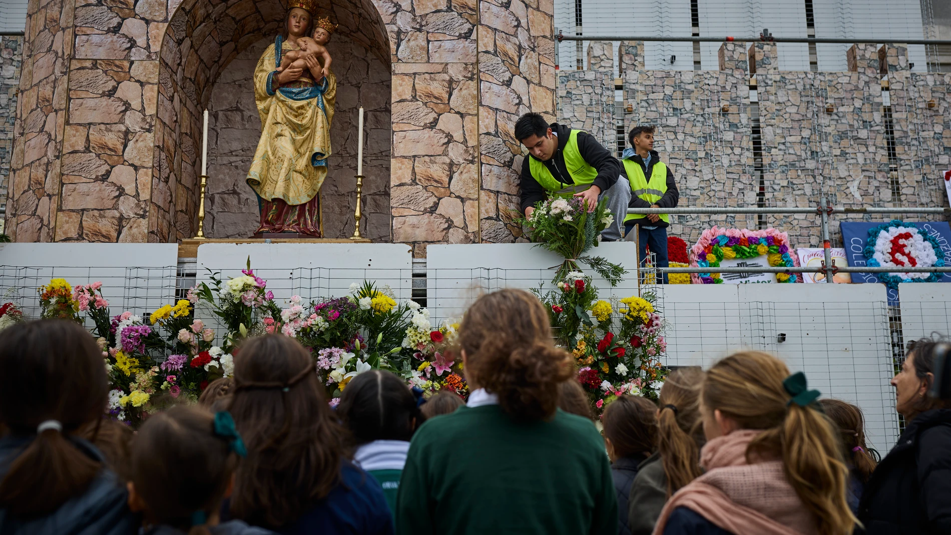 Colegios de toda la región se han acercado esta mañana a la explanada de la Catedral de la Almudena para participar en la ofrenda floral y solidaria a la virgen. © Alberto R. Roldán / Diario La Razón 06 11 2025