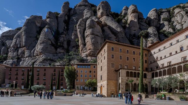 Decenas de independentistas insultan a la Escolanía de Montserrat por cantar en castellano con Rosalía: "Ojalá ardan en el infierno" Decenas de independentistas insultan a la Escolanía de Montserrat por cantar en castellano con Rosalía: "Ojalá ardan en el infierno"
