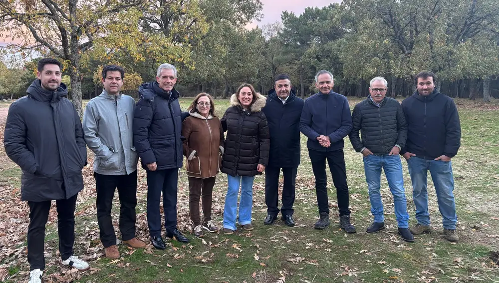 González Corral y Carlos García en una visita a una explotación ganadera en Ávila